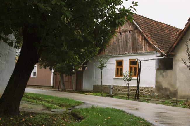 Ugao jedne od ulaca u Gložanu.
